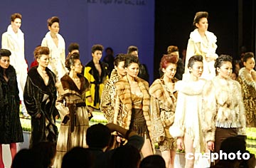 组图:北京饭店举行时装表演 性感女模着透视装