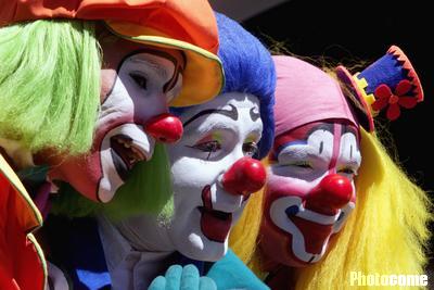 组图:国际小丑大会上丑星表演反战滑稽戏