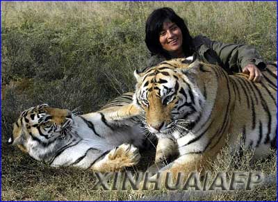 组图:南非动物避难所里人与虎的深情相拥