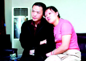 夫妻携带海洛因被查获面对父母长跪自责图