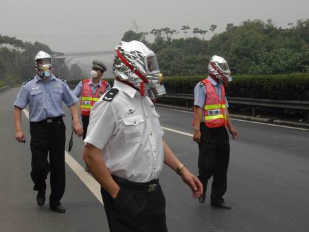 化学药品泄露危险万分 高速交警化险为夷(图)