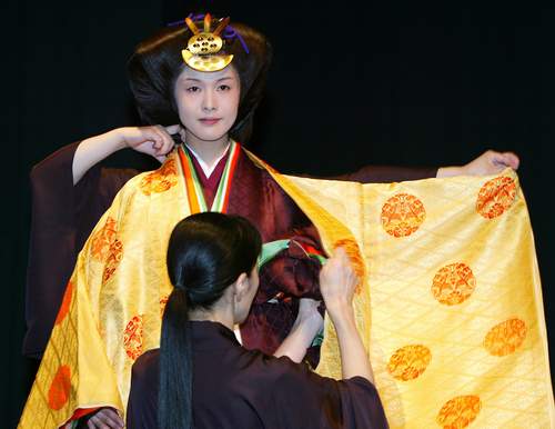 组图:东京宫廷礼服展演绎日本传统服装魅力
