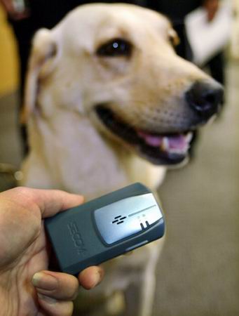 组图:日本保安公司展示世界最小的狗追踪器