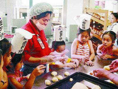 洪湖沃尔玛商场教小孩制作面包(图)