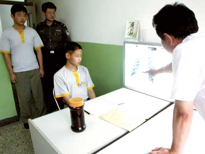 北京市少管所的少年犯们在进行常规体检点击此处查看其它图片北京市