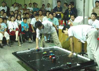 武汉化工学院机器人足球队踢进世界杯(图)