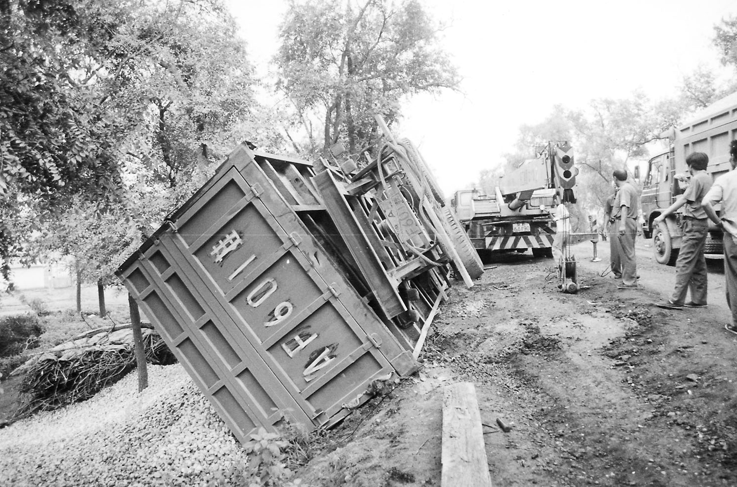 一高速公路桥面发生侧翻事故！目击者：桥一下子歪过来__财经头条