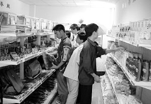 贫困学子凭卡免费购物 大学城开了家阳光超市