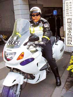 摩托车的另一特点是配备有专门的警用摩托车防护服