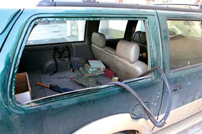 挡风玻璃被挖 小偷一夜劫走八个车载CD(图)