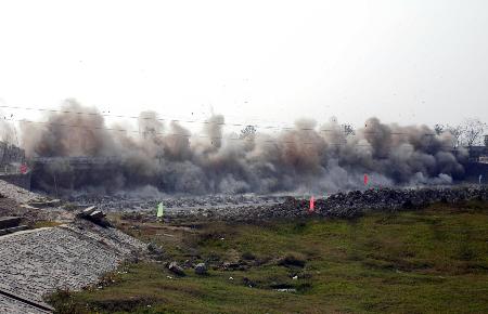 组图淮河第一闸整体爆破成功