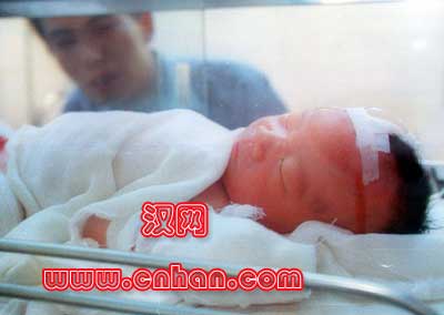 a手套手套戴护士试男婴刚出情趣生就可怜被烫厂做哪在奉贤区水温星火图片
