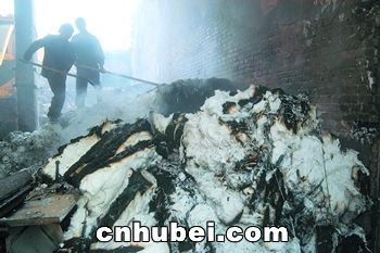 黄陂横店棉纺厂发生大火厂房顶部被烧塌组图