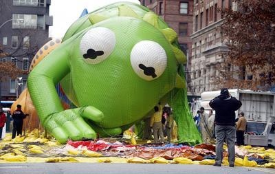 图文:纽约街头布置巨型充气玩偶迎接感恩节