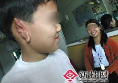 天生特技人 九岁男孩:肚皮起波浪耳朵可折叠(图)