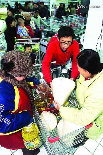 北京一超市促销大米遭抢购 一天卖出16吨(图)