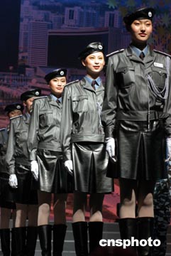 图文:北京女保安员展示保安服装