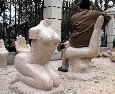 翘臀当椅子大腿做靠背 裸体雕塑引发争议(图)