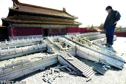 故宫大殿石阶被踩碎老北京微缩景观损毁严重