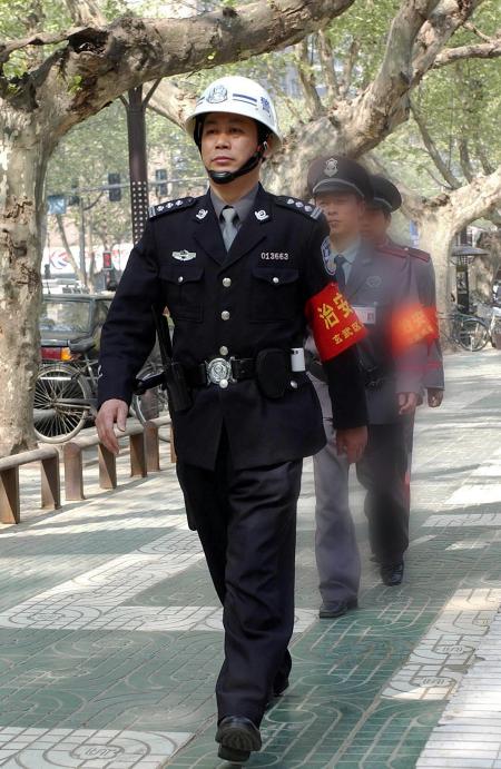 4月14日,南京玄武区公安分局的一名巡警在巡逻