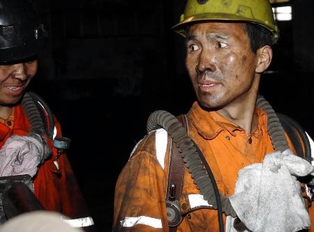图文:郑煤集团超化矿12名遇险人员全部获救(3