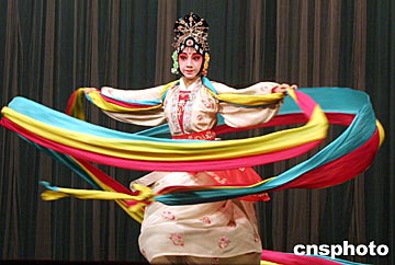 图文:北京戏校小演员表演京剧《天女散花》