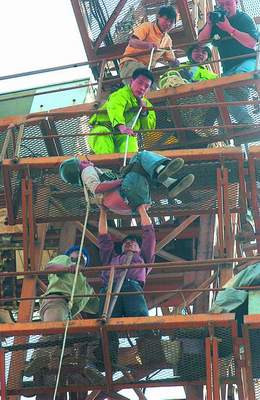塔吊司机工作时被电击伤 30米塔吊上惊险救伤者