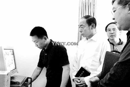 一个v铁门保密室四个铁门守警察(图)10.5图纸金口片式一图片