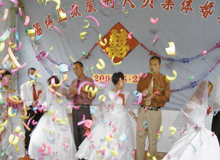 淄博监狱为5重刑犯举行集体婚礼(图)