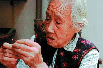 98岁老妪穿针引线赛姑娘(图)