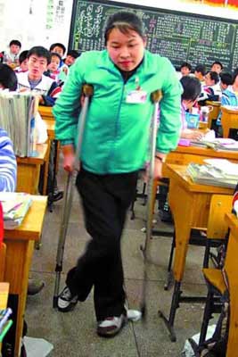 查看其它图片   徐文英,湘潭县一中的一名女生,"无腿"的痛苦和无奈,让