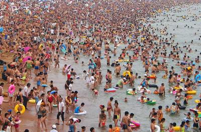 图文:青岛高温 第一海水浴场人潮涌动