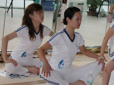 组图:上海百位白领丽人展示瑜伽秀