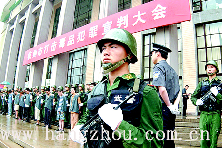 5.15"特大毒品案两艾滋毒贩被判死刑(图)