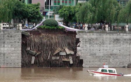 图文:(1)泸州沱江防洪堤发生垮塌
