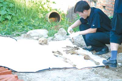 北京别墅挖出3口人骨大缸 死者情况尚不能判断