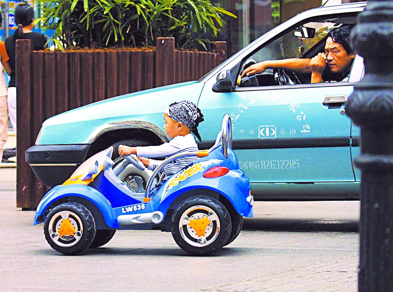 儿童驾驶电动玩具车驶上机动车道(图)