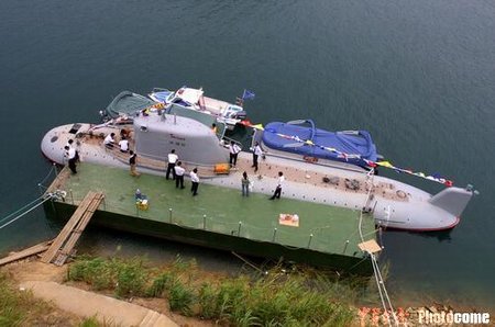 图文:杭州千岛湖大型观光潜艇下水调试