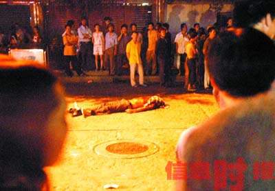 广州20人街头斗殴 一人颈部被砍当场死亡(组图