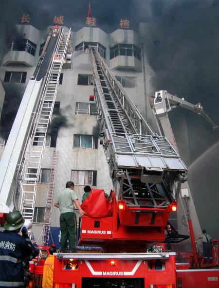 图文:温州将军工业区发生火灾(2)