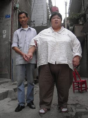 清瘦丈夫20年如一日照顾体重200公斤的残疾胖妻