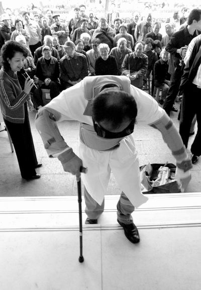 老人拄拐杖利用什么原理_老人拄拐杖图片