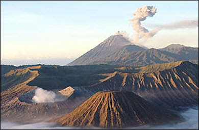 图文:印尼斯梅鲁火山喷出滚滚浓烟