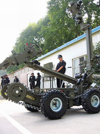 图文:南京防恐特警正式装备排爆机器人