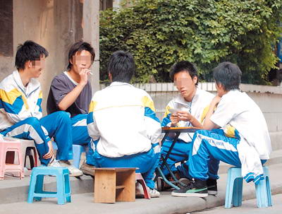 小学生抽烟_小女孩抽烟