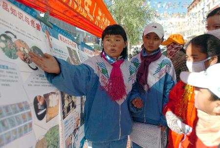 图文:西藏孩子宣传未成年人保护法(3)