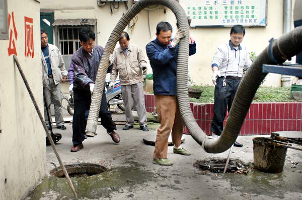 全市万余环卫工今天"过节"聚焦都市里的掏粪工(组图)