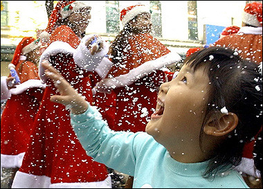 图文:韩儿童观看圣诞老人人工降雪