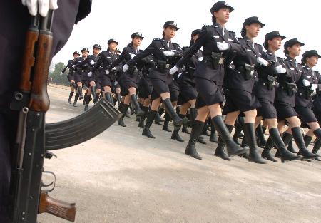 广东海关缉私警大阅警    11月3日,广东海关缉私警女警方队走过检阅台