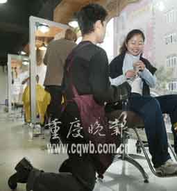 重庆理发店推出跪式服务 称让客人享受尊贵 (图